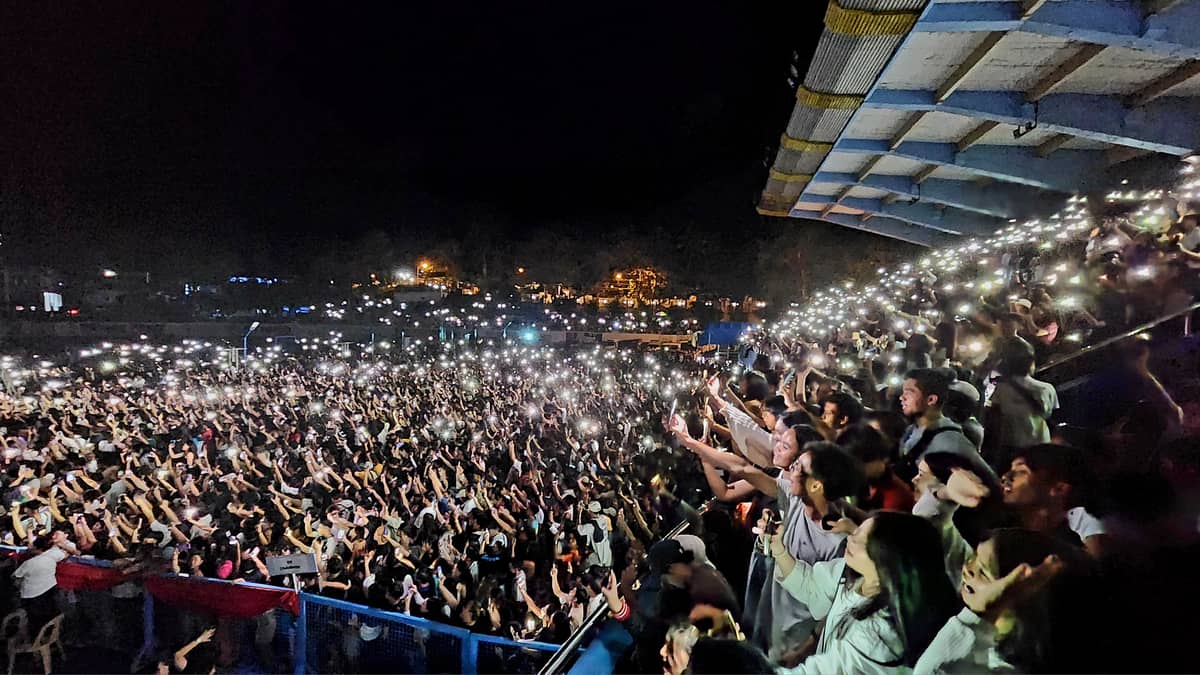 Crowd lit up their mobile phones during the finale concert featuring December Avenue.